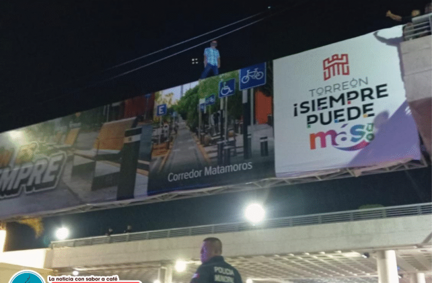 Policía frustra suicidio en la explanada de la Presidencia de Torreón