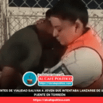Agentes de Vialidad salvan a joven que intentaba lanzarse de un puente en Torreón
