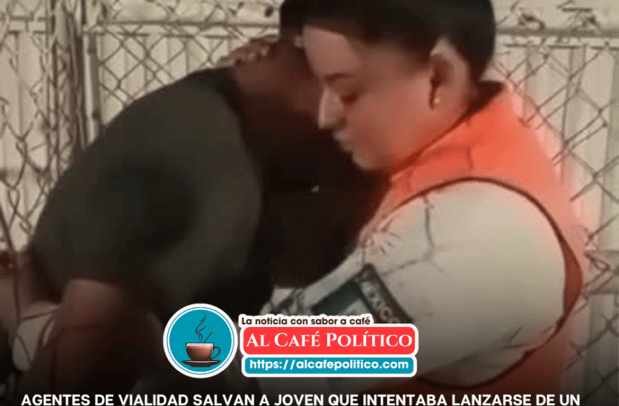 Agentes de Vialidad salvan a joven que intentaba lanzarse de un puente en Torreón