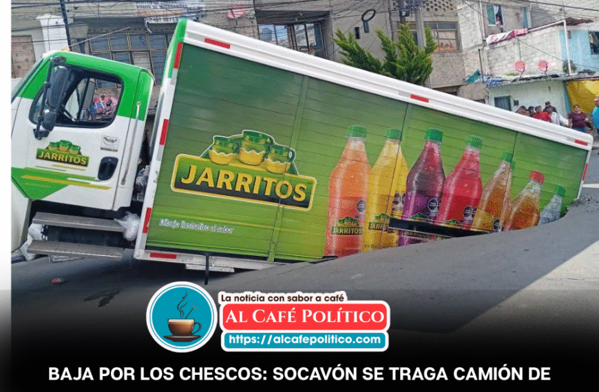 Socavón en Iztapalapa se «traga» camión de refrescos Jarritos
