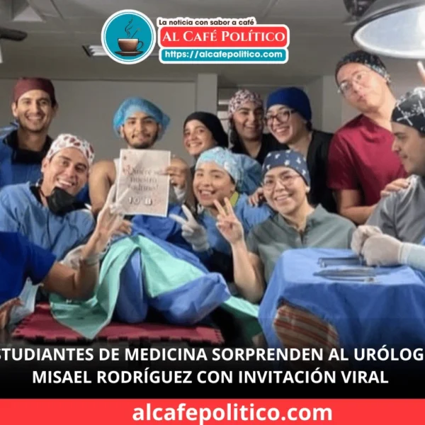 Estudiantes de Medicina sorprenden al urólogo Dr. Misael Rodríguez con una original invitación en quirófano