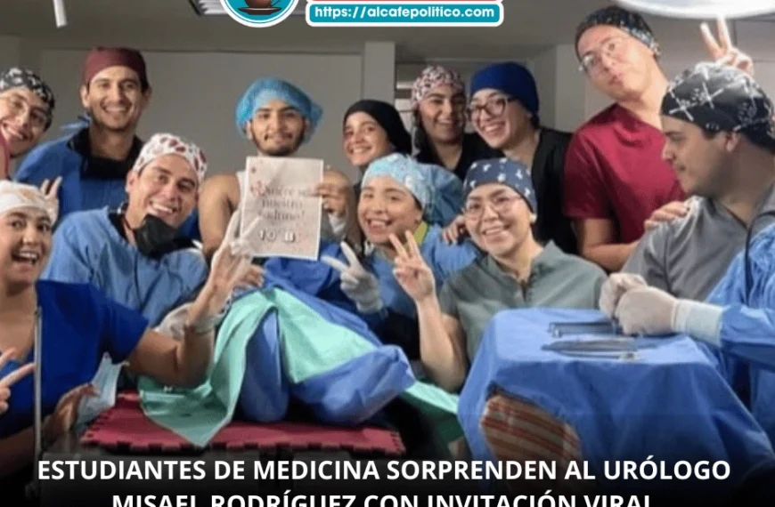 Estudiantes de Medicina sorprenden al urólogo Dr. Misael Rodríguez con una original invitación en quirófano