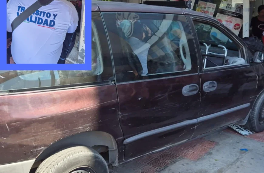 Confunde el pedal y arrolla a tres en el Centro de Torreón; destruye fachada de negocio