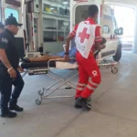 Policías auxilian a joven madre; bebé de seis meses en cuidados intensivos