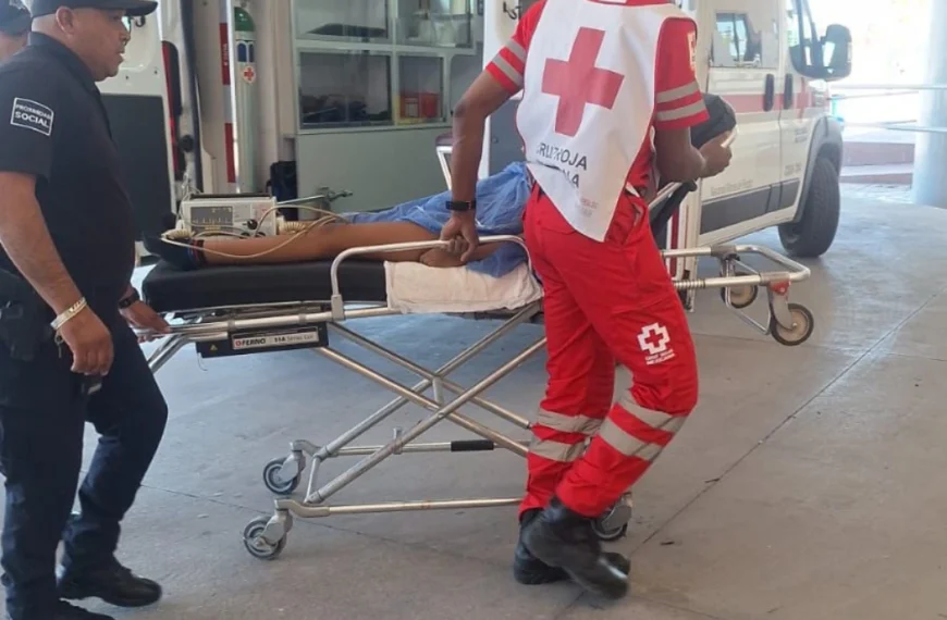 Policías auxilian a joven madre; bebé de seis meses en cuidados intensivos