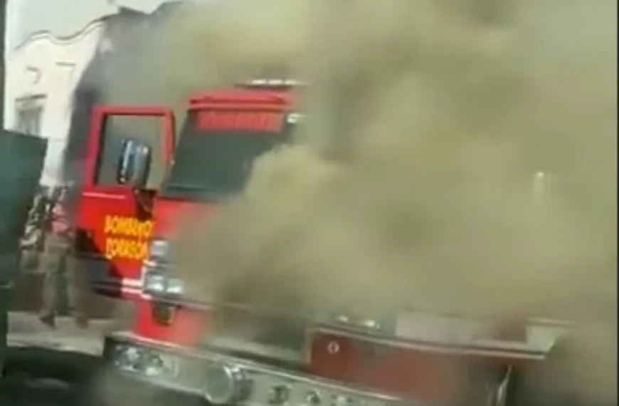 Insólito en Torreón: un camión de bomberos se incendia… y los vecinos de la Alianza lo apaga