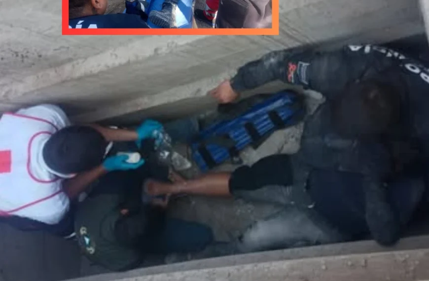 Cae en tumba a dos metros policía de Torreón durante operativo del Día de Muertos