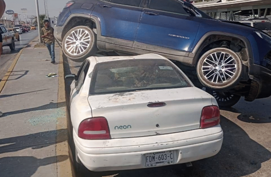 Impactante accidente en Torreón: automóvil queda debajo de camioneta