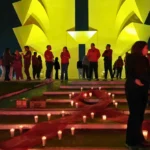 Crean moño rojo humano en Torreón por el Día de laLucha contra el Sida