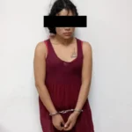 Mujer es arrestada tras dañar vehículos con un tubo metálico en Torreón
