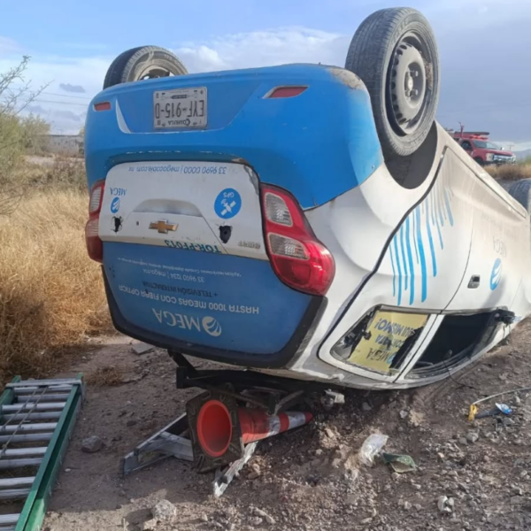 Pierde el control y vuelca unidad de Megacable…