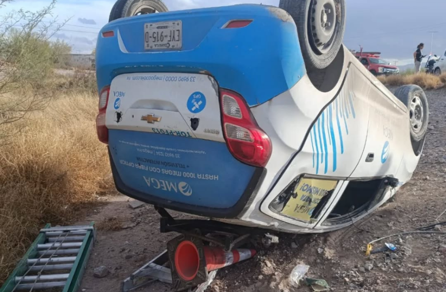 Pierde el control y vuelca unidad de Megacable en Torreón