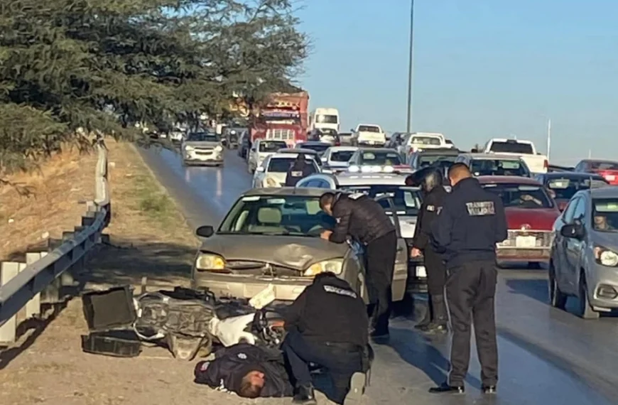Mujer embiste a oficial de Tránsito en el periférico de Torreón