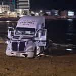 Por una foto, metió el tráiler a la playa y acabó detenido