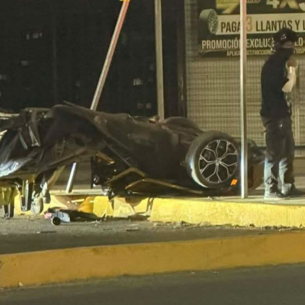 Se vuelca auto de lujo en una de…