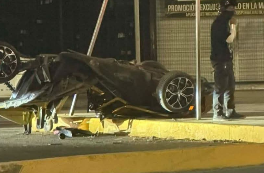 Se vuelca auto de lujo en una de…