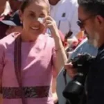 Simpatizante pica accidentalmente el ojo a Sheinbaum al intentar entregarle un documento