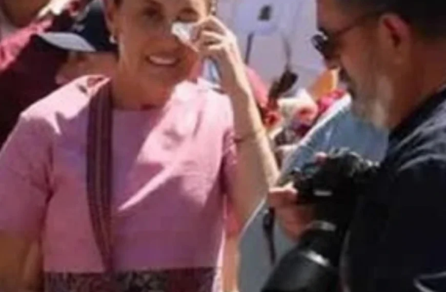 Simpatizante pica accidentalmente el ojo a Sheinbaum al intentar entregarle un documento