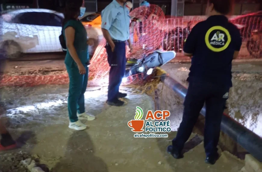 Caen motociclistas a excavación en obra Abastos–Independencia; uno&hellip;