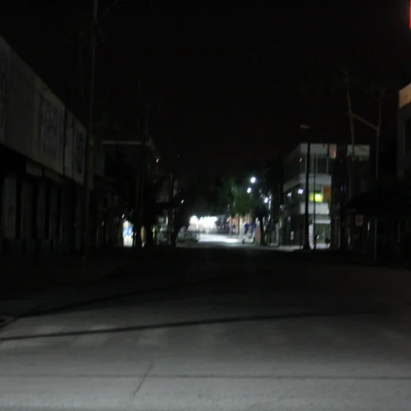 Centro de Torreón pasa la noche sin luz;…