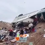 Vuelca tráiler en Gómez Palacio… y la rapiña no tarda en aparecer