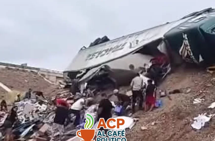 Vuelca tráiler en Gómez Palacio… y la rapiña no tarda en aparecer