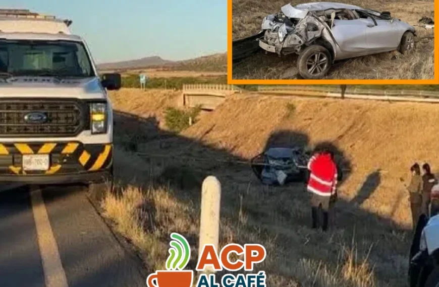 Tres jóvenes de 20 años mueren en volcadura; hay dos heridos graves