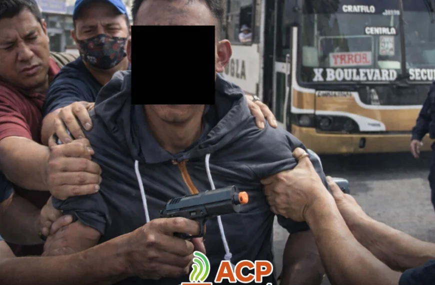 Usuarios capturan a asaltante con arma de juguete en ruta Dorada de Torreón