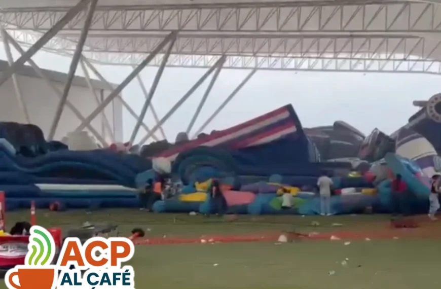 Fuertes vientos provocan incidente en inflable gigante de Torreón; al menos diez menores resultan lesionados