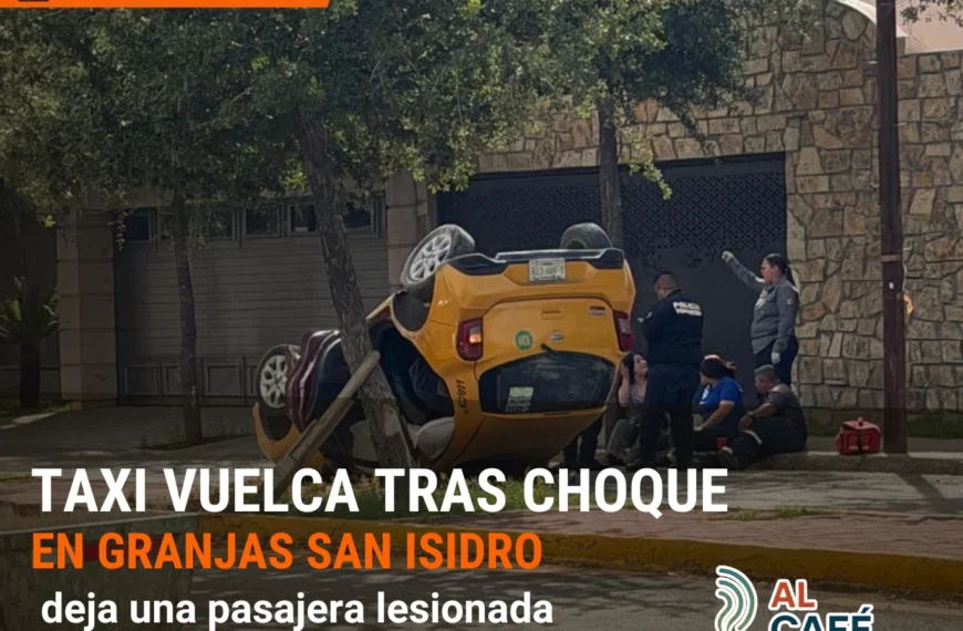 Aparatoso choque deja taxi volcado en Granjas San Isidro