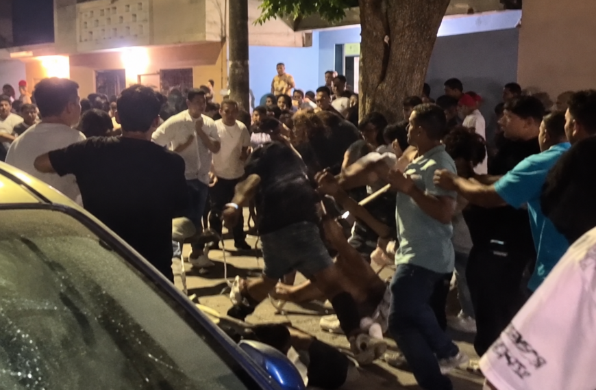 VIDEO | Sillas, botellas y golpes:…