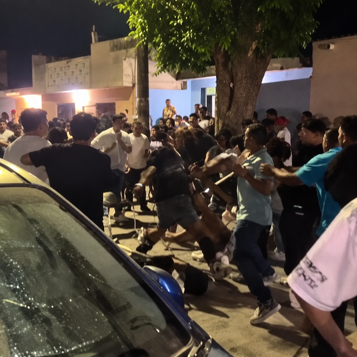 VIDEO | Sillas, botellas y golpes: riña campal deja un joven apuñalado en Torreón